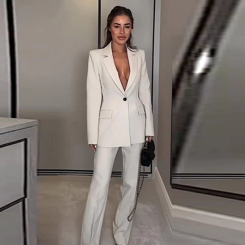 Timeless Tailored Blazer and Trousers Set with Modern Elegance