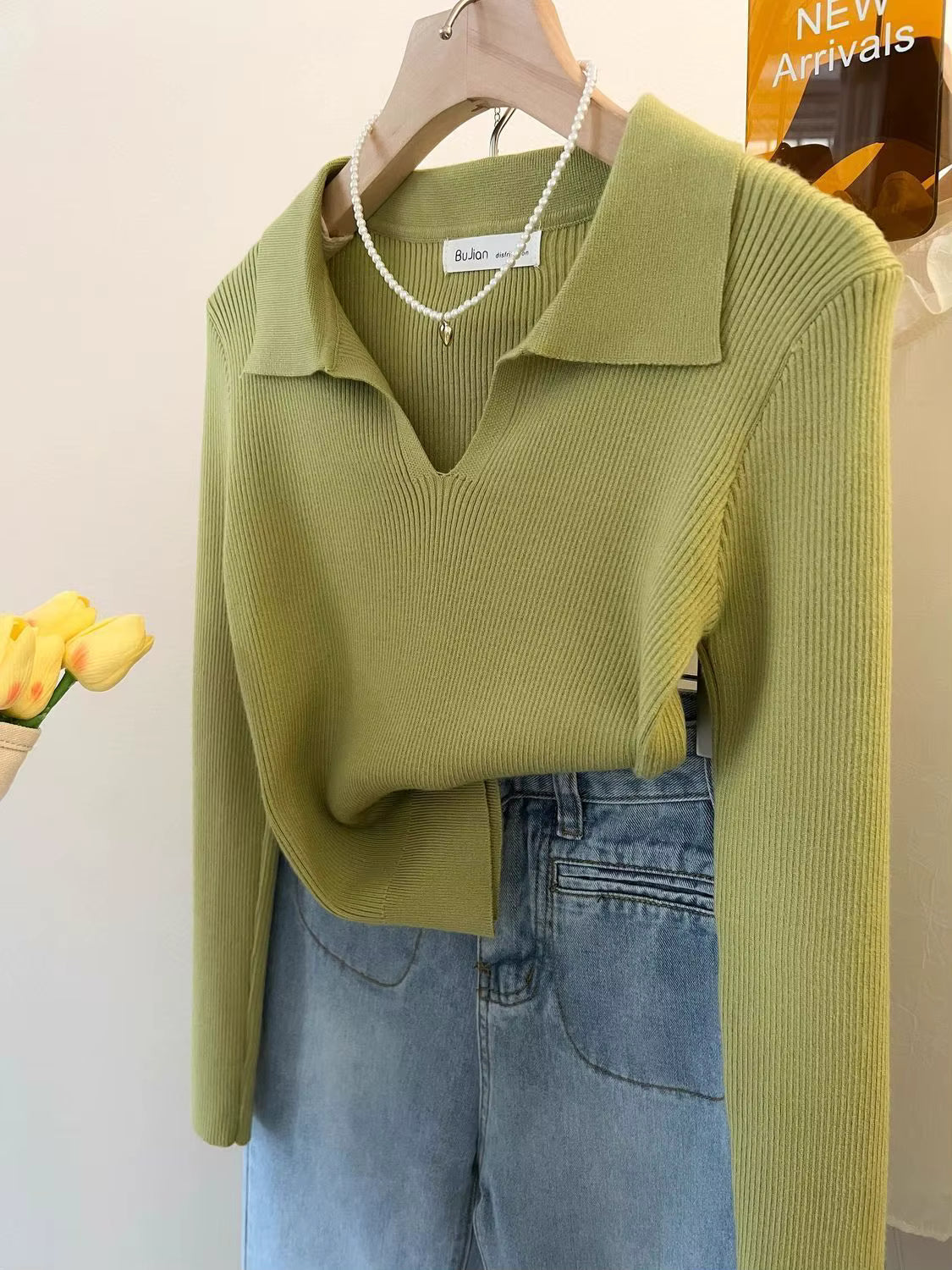 Vintage-Inspired Knit Pullover with Turn-Down Collar