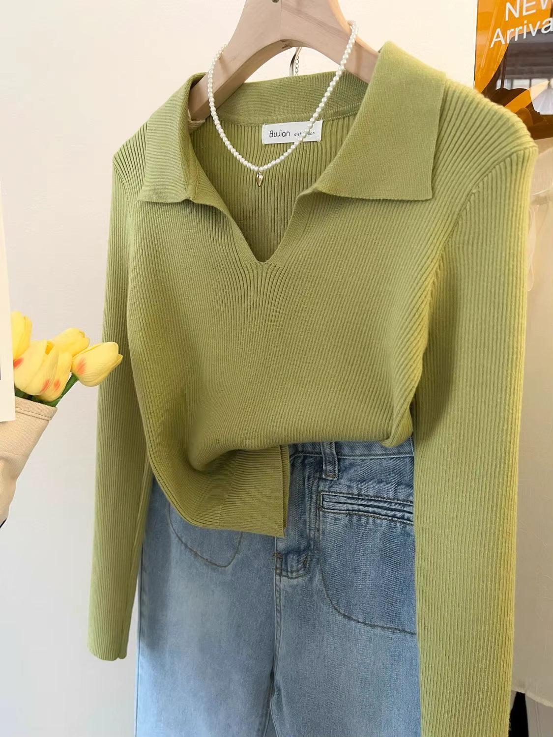 Vintage-Inspired Knit Pullover with Turn-Down Collar