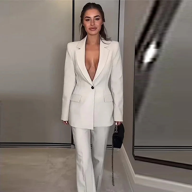 Timeless Tailored Blazer and Trousers Set with Modern Elegance